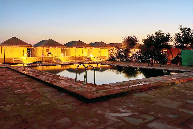 Tent with pool, barbeque & jacuzzi — photo 3