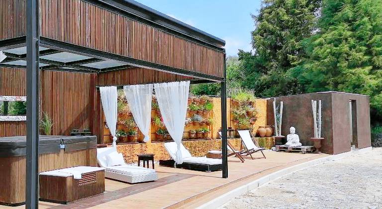 Vacation home with BBQ, jacuzzi & garden — photo 3