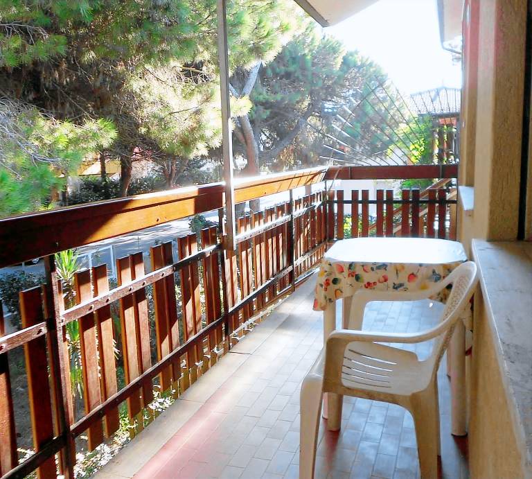 Apartment with terrace & yard — photo 3