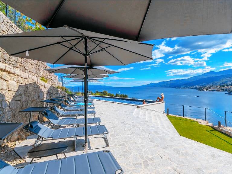Rental apartment with barbeque, pool & patio | Sea view — photo 3