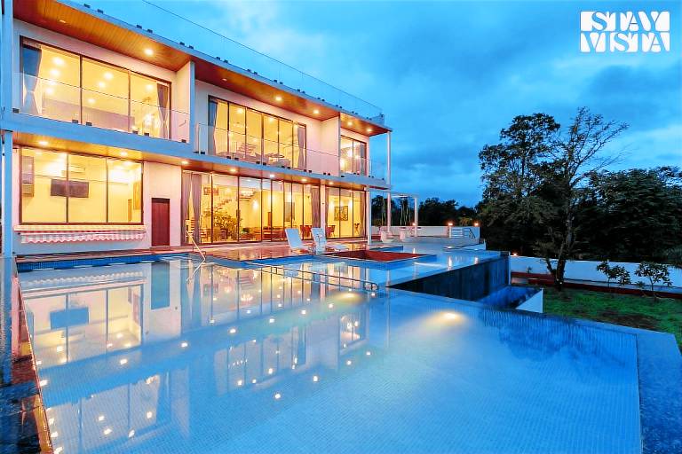 1532 m&sup2; Villa