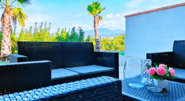 Rental apartment with pool, yard & patio — photo 3