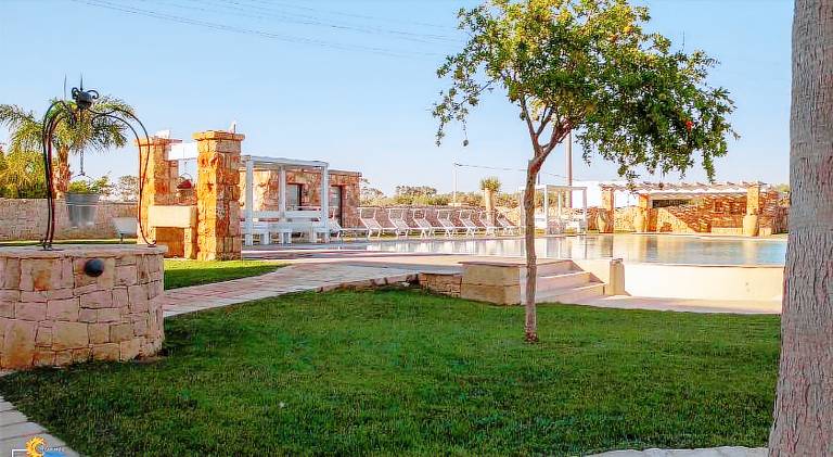 Serviced apartment with terrace, garden & pool — photo 4