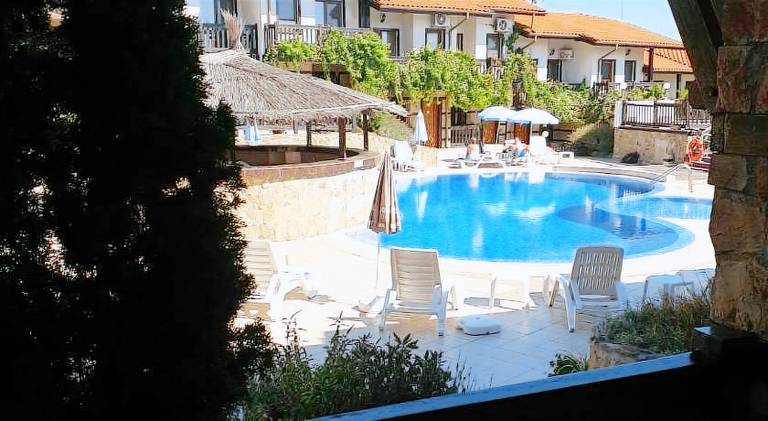 Holiday apartment with pool, garden & terrace — photo 2