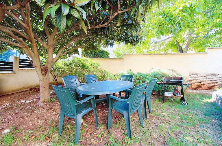 Apartment with patio & barbeque — photo 2