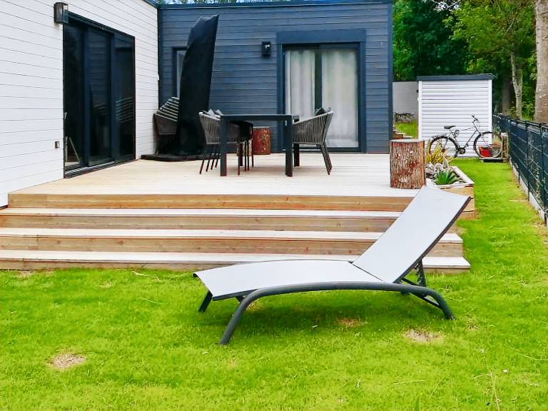 Mobile home with patio, BBQ & heated pool | Garden view — photo 5