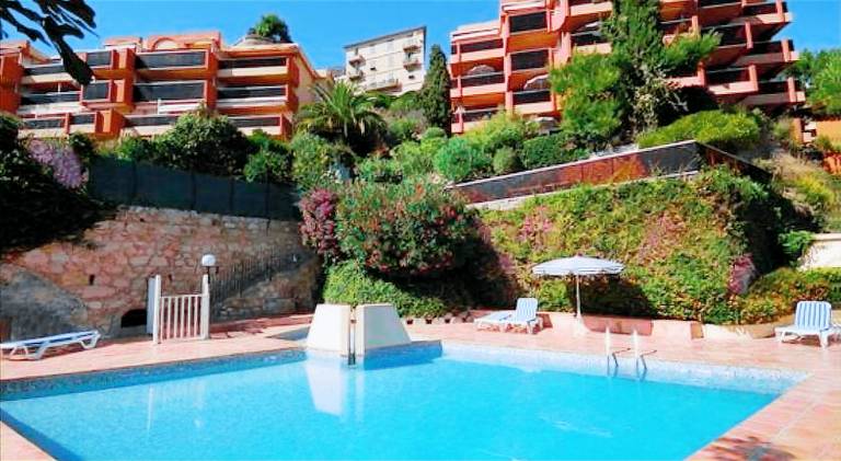 Rental apartment with pool in Menton