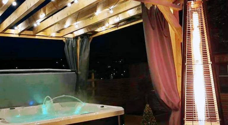 Lodge with patio, jacuzzi & yard — photo 4
