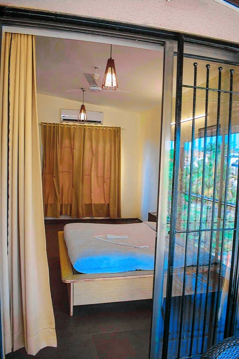 Bungalow with pool in Khandala