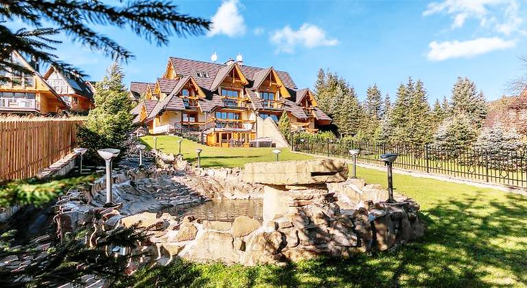 Chalet with hot tub — photo 4