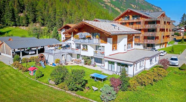 Holiday apartment with garden & terrace | Perfect for remote work in Saas Grund