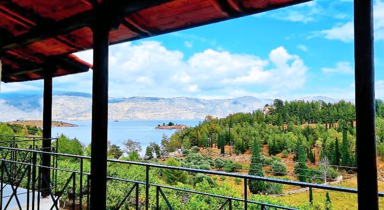 Holiday apartment with pool, patio & yard in Delphi