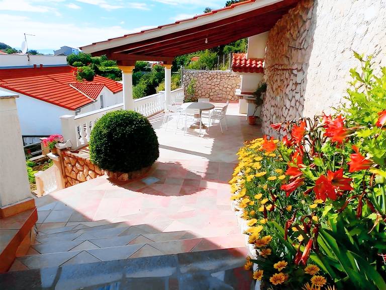 Apartment with yard, terrace & barbeque | Dogs allowed — photo 2