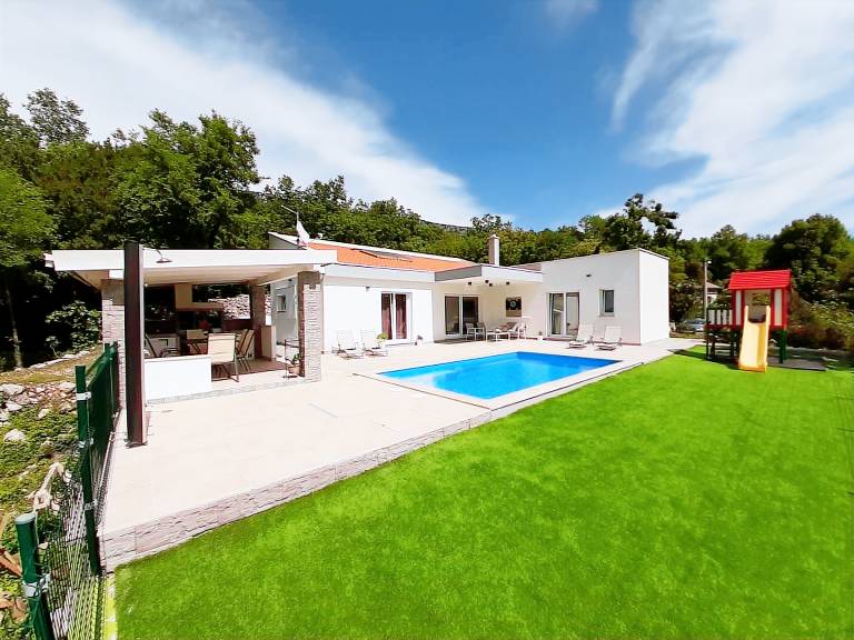 Villa with garden, BBQ & patio — photo 2
