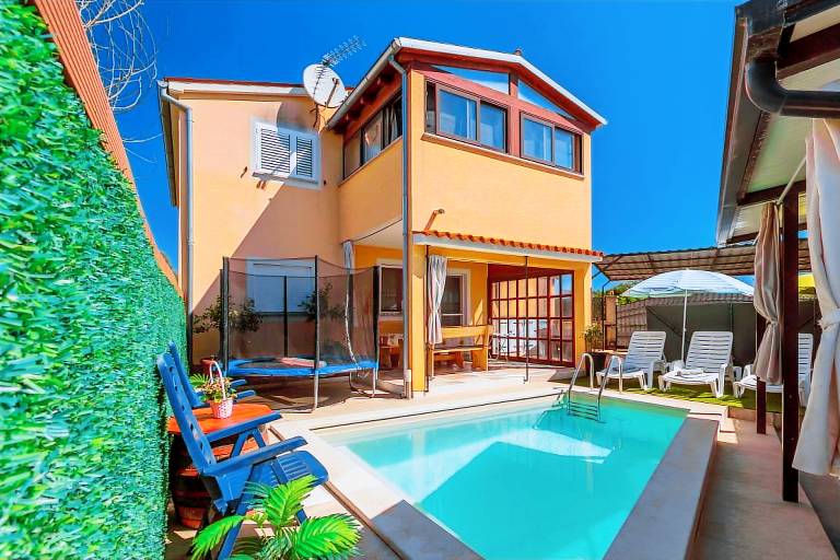 Holiday apartment with yard, private pool & terrace — photo 5