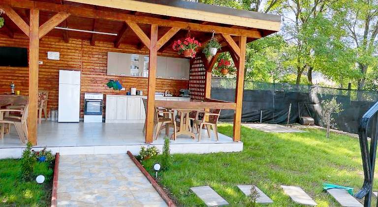Ample house with yard & patio | Pets are welcome — photo 5