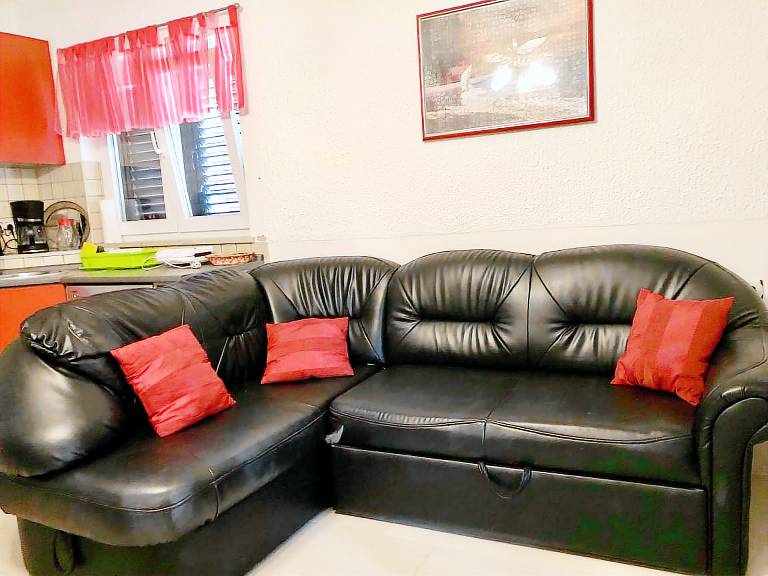 Holiday apartment with terrace, garden & barbecue — photo 4
