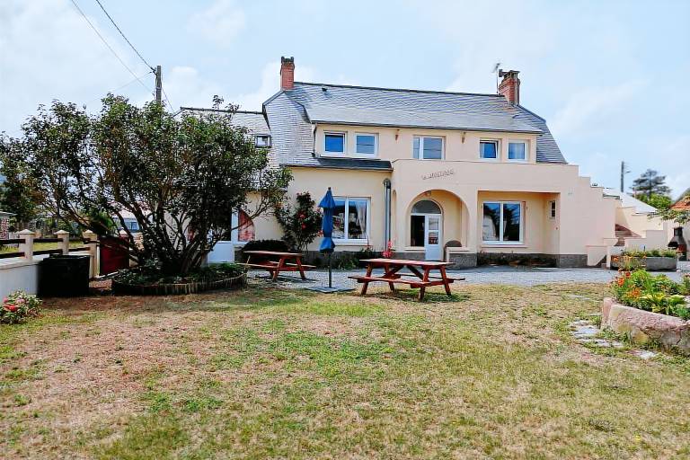 Fully equipped house with grill & yard | Pets allowed — photo 2
