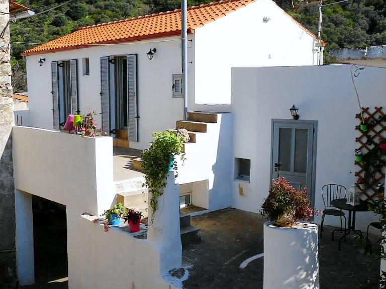 House with 2 rooms for 5 persons — photo 3