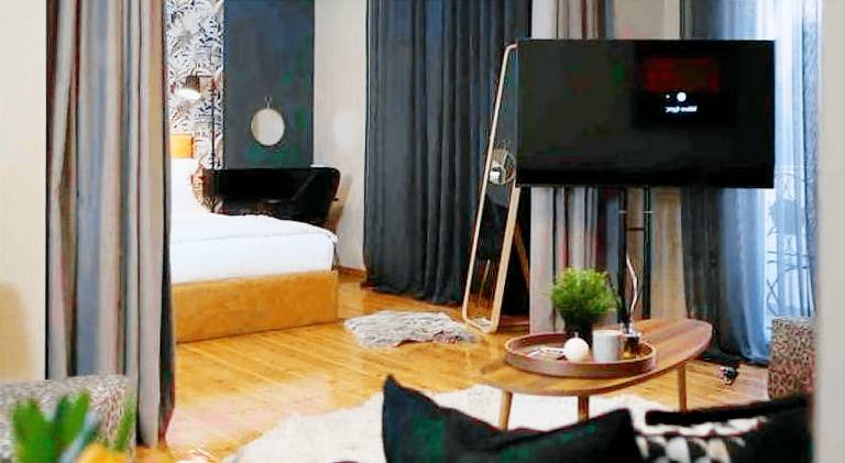 Rental apartment with hot tub | Next to Hagia Sophia in Thessaloniki
