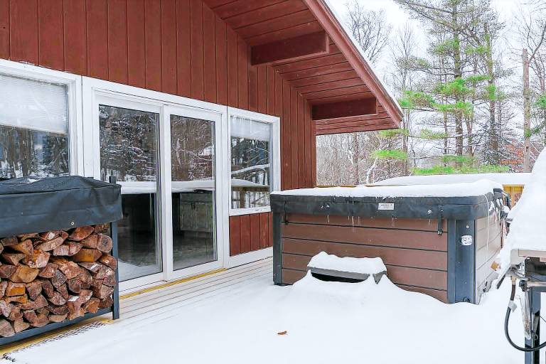 Vacation home with barbecue, yard & patio | Mountain view — photo 3