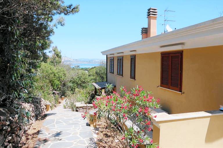 Charming holiday apartment with patio & yard | Pet-friendly in Stintino