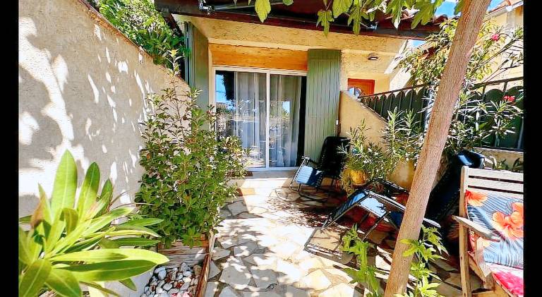 Vacation home with 1 room for 4 persons in Arles