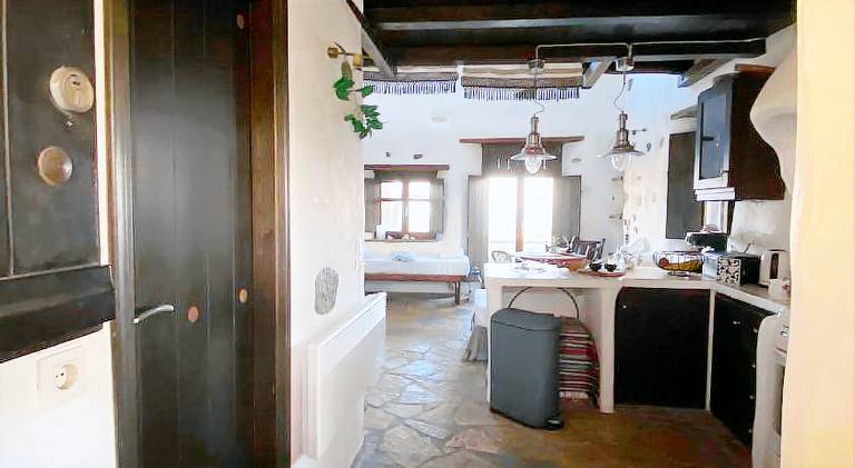 Villa with patio, BBQ & yard | Pets allowed — photo 4