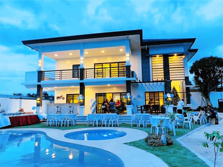 Villa Buhangin