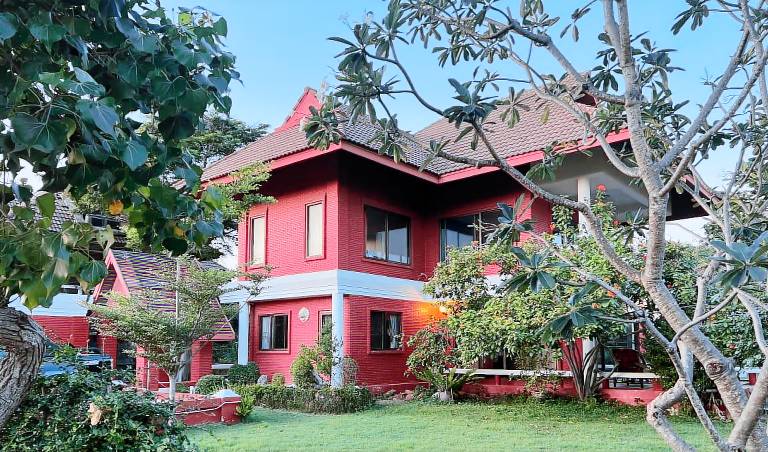 Villa with barbecue, yard & terrace in Phetchaburi
