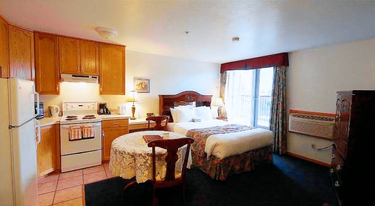 Executive House Suites Hotel & Conference Centre — photo 2