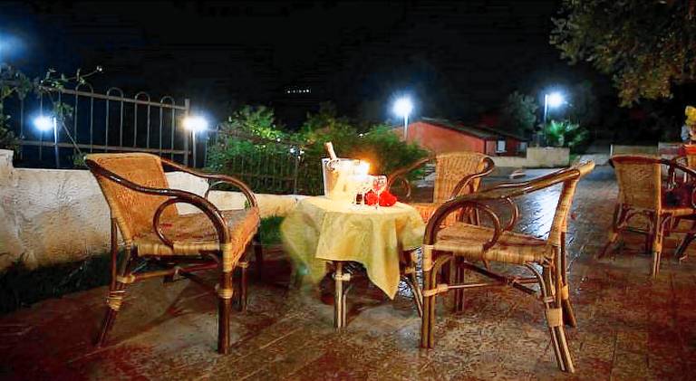 Serviced apartment with pool, BBQ & yard — photo 5