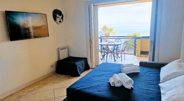 Apartment with pool & jacuzzi — photo 2