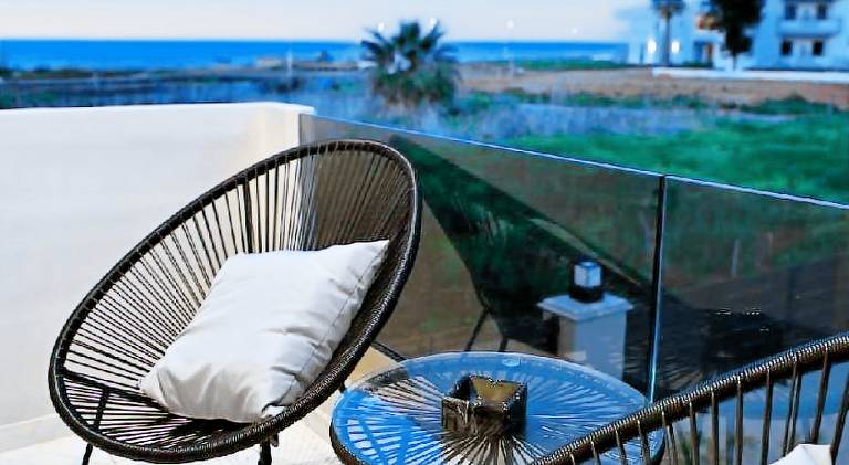 Serviced apartment with pool & terrace — photo 4