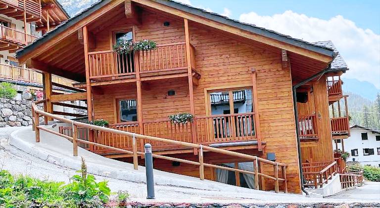 Beautiful serviced apartment with garden & patio | Next to the ski | Pets allowed — photo 3