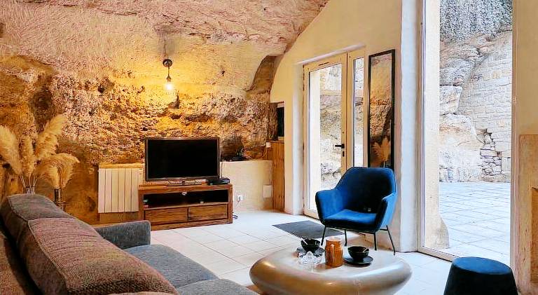 House with jacuzzi — photo 2