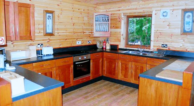 Lodge with yard & patio | Dogs allowed — photo 4