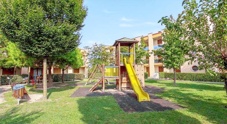 Apartment with pool & patio — photo 4