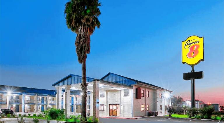 Super 8 by Wyndham Victoria / South / Hwy 59 — photo 3