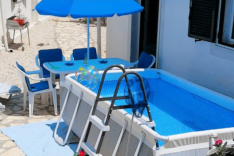 Studio with yard, barbeque & private pool | Beach view — photo 3