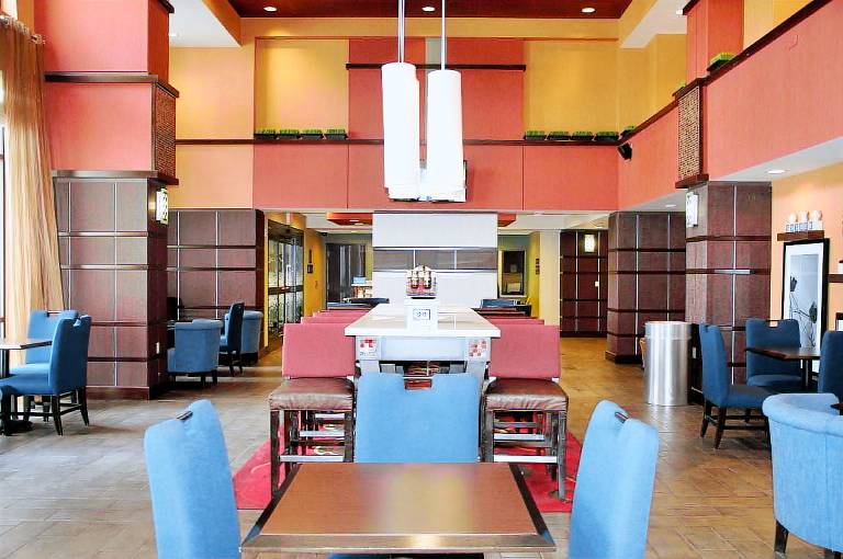 Hampton Inn & Suites Cincinnati/Uptown-University Area — photo 2