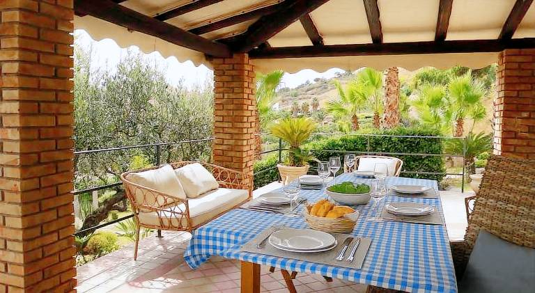 Villa with yard, private pool & terrace | Pets allowed — photo 4