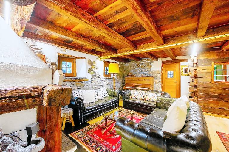 Chalet 'Le Du Coq Rouge' with Mountain View, Private Garden and Wi-Fi in Aosta