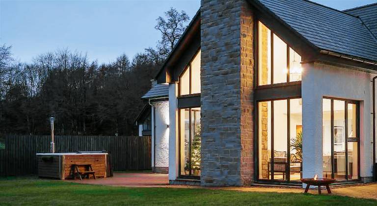 Chalet with barbeque, jacuzzi & garden in Renfrew