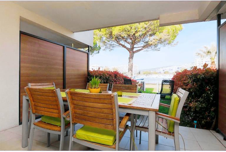 Luxurious two bedroom garden apartment with stunning Cannes Marina views — photo 5