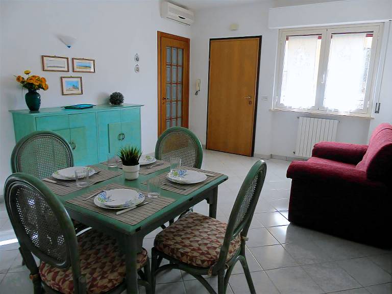 Holiday apartment with garden & patio — photo 4