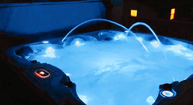 Vacation home with pool & hot tub — photo 3