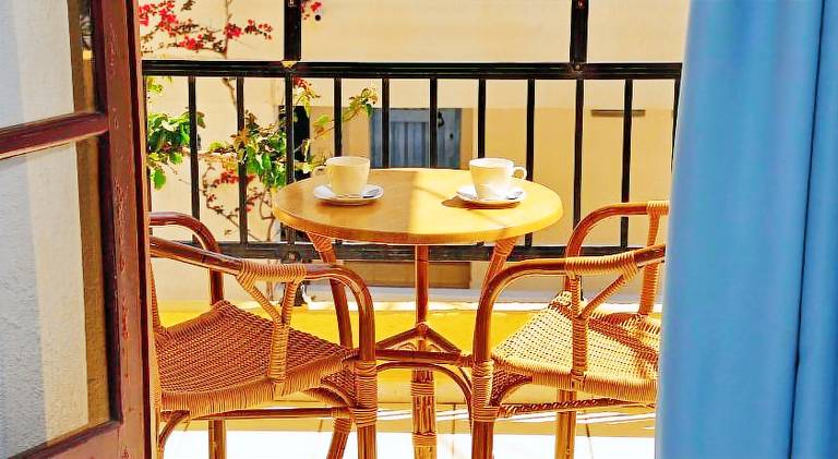 Serviced apartment with patio, pool & garden — photo 5