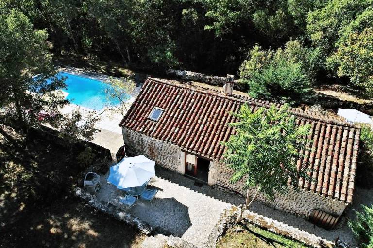 Gite with barbecue, patio & garden in Cahors