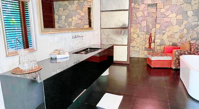 Villa with yard, pool & patio | Pet-friendly — photo 5